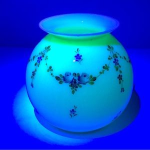 Vtg Made in CzechoSlovakia Uranium Vase